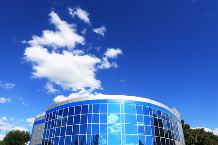 大雾下的商务楼图片