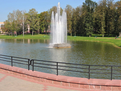 Maladzetschna Molodechno 在白俄罗斯的一个城市公园里的喷泉