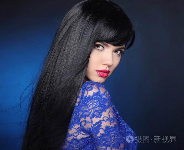 长长的黑头发漂亮的模特女孩与健康直申