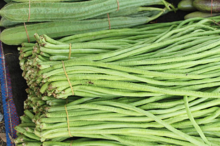 在街头食品中烹调的长豆子照片