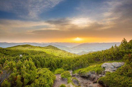 在夏天山区景观壮丽日出