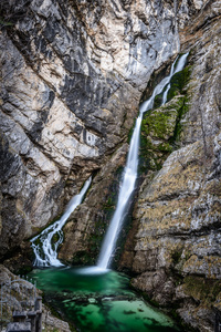 在冬天的 Savica 瀑布