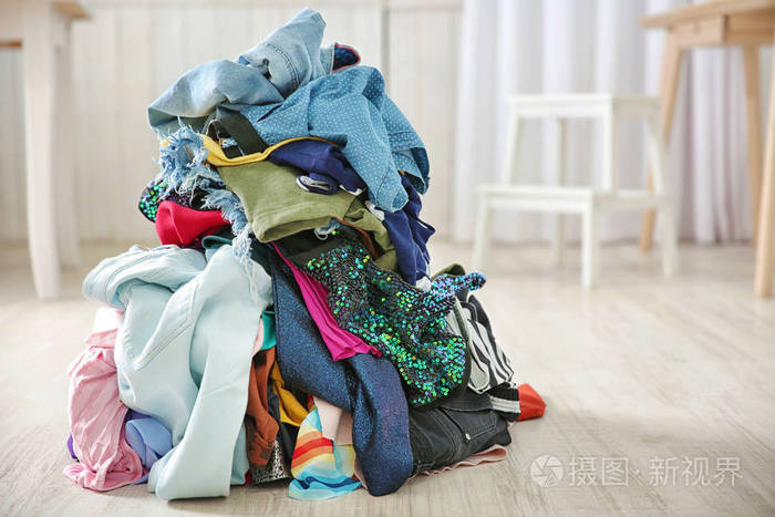 地板室内五颜六色的衣服堆