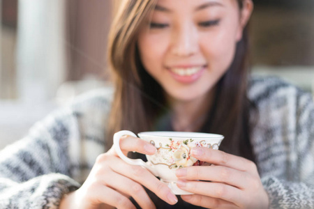 年轻漂亮的中国女人在咖啡馆