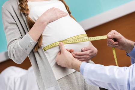 测量孕妇医生测量的孕妇肚子照片