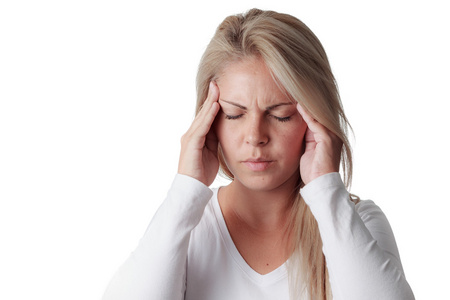 女人抱着她的头上白色背景孤立.头痛 m照片