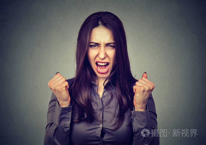 生气愤怒的女人尖叫