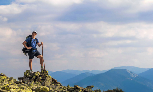 在山顶上的人.感人的场面.backpac 的年轻人照片