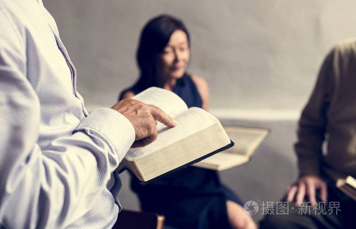 一群基督教人一起阅读圣经