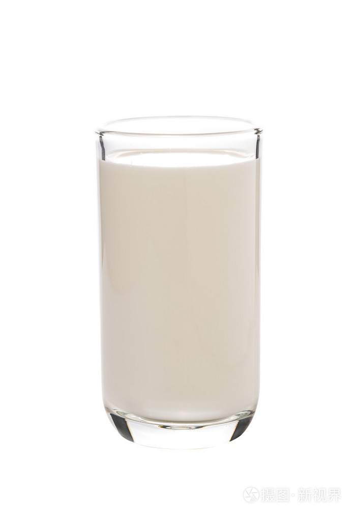 一杯牛奶被隔绝在白色背景上