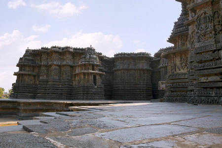 门面和华丽的墙板浮雕, Hoysaleshwara 寺, Halebidu, 卡纳塔, 印度。从南看