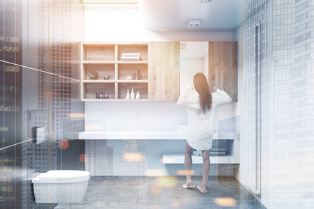 白色和灰色的卫生间内部有一个混凝土地板, 一个双水槽, 橱柜和厕所。女人3d 渲染模拟色调图像双曝光