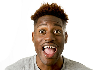 友好和快乐黑人美国年轻人微笑着兴奋和摆酷开朗孤立照片