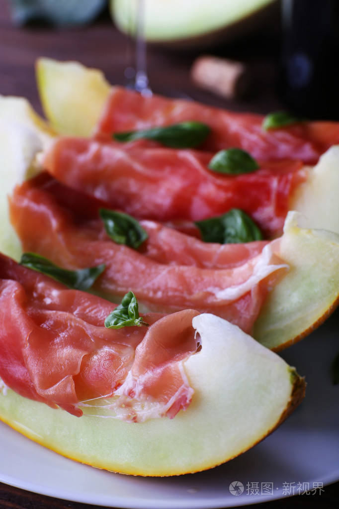 用木制的桌子特写上帕尔马火腿火腿蜜瓜