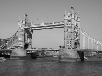 黑色和白色在伦敦的塔桥