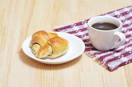 在柳条板牛角面包图片