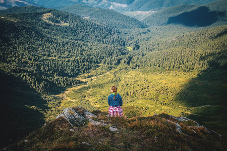 年轻徒步旅行者在绿色森林里山风景