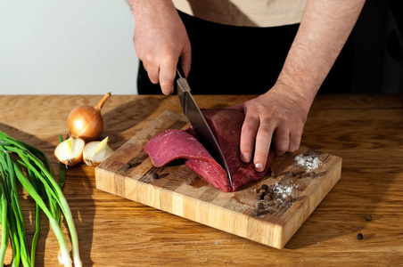 男人煮牛肉肉.在木桌上烹调牛肉肉的原料, 上面的视图.