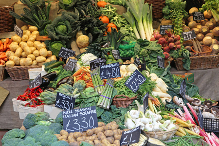 伦敦农贸市场小摊上的新鲜蔬菜