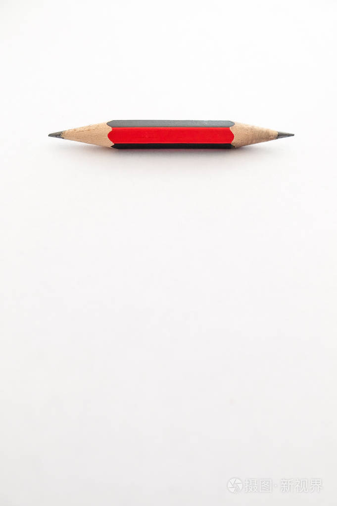 一个小铅笔, 在两端, 在白色的背景上