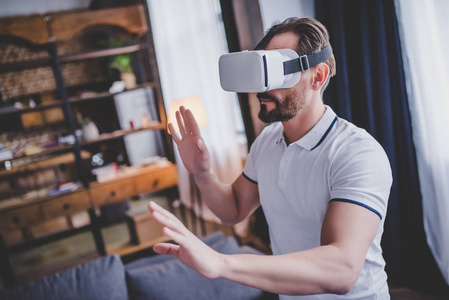 男子使用3d 虚拟现实耳机在家中