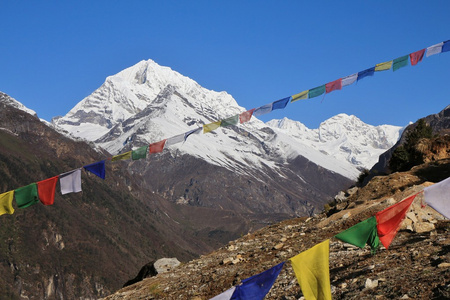 高的山和祷告旗附近嵬