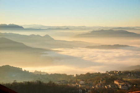 从空中拍摄的意大利圣马力诺国家的雾中的自然景观
