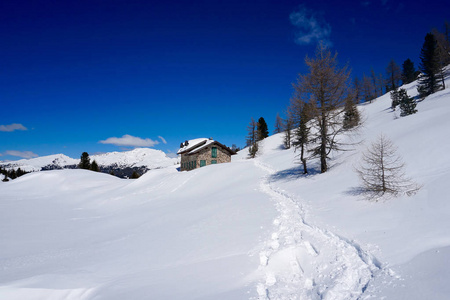 雪山太阳冬天小屋雪山风景太阳照片