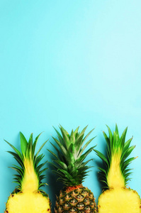 图案与明亮的菠萝在蓝色背景。顶部视图。复制空间。最小的样式。流行艺术设计, 创意夏日概念