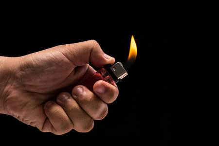 打火机点烟图片