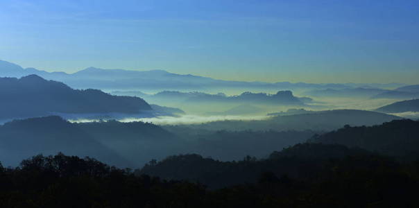 观天, 薄雾, 山观在清晨黎明前, 仰望山顶。清晨日出在高山上