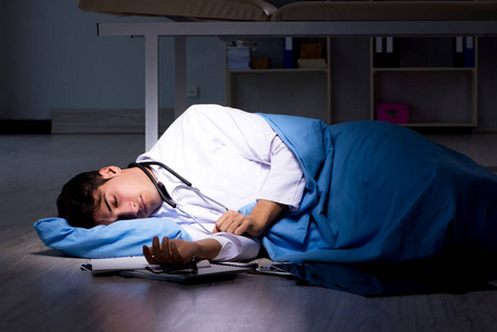 医生在医院工作夜班在长时间以后年轻英俊医生夜班在医院在重症监护室