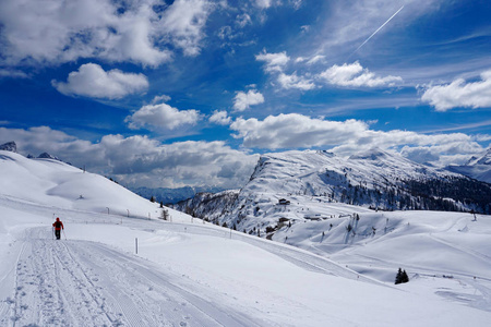 雪山风景太阳在冬天