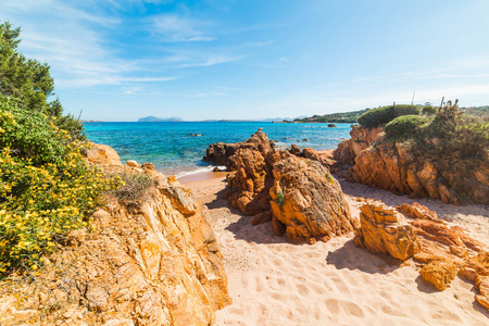 罗马齐诺海滩的岩石和沙子在 Smeralda。撒丁岛, 意大利