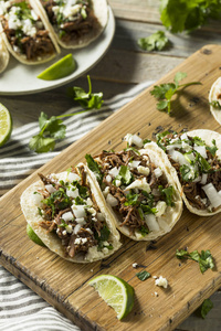 香辣牛肉 Barbacoa 玉米卷配香菜芝士和洋葱