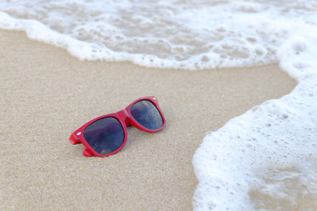 海滩上沙滩上的红色太阳镜, 夏日时光