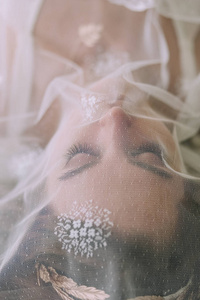 女孩在面纱图片