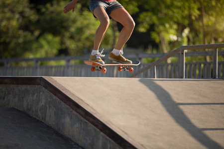 滑板滑板在 skatepark 坡道上的裁剪图像