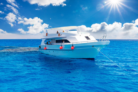 白色的游艇在蓝色的热带海