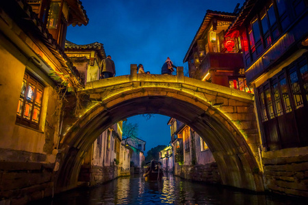 中国上海 美丽的夜晚光创建魔法心情里面周庄水乡古镇 古城区与渠道和老建筑，迷人的受欢迎的旅游区图片