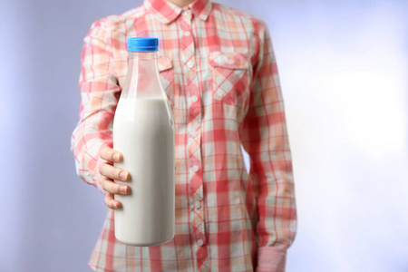 女人控股瓶牛奶