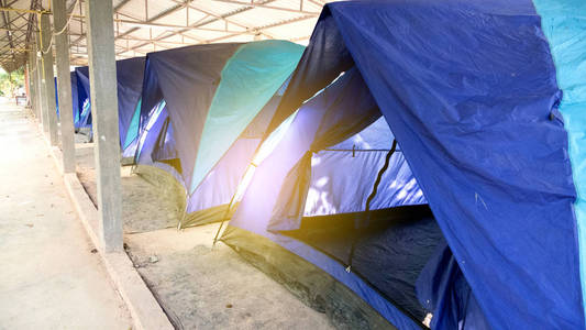 蓝色帐篷露营在亭子