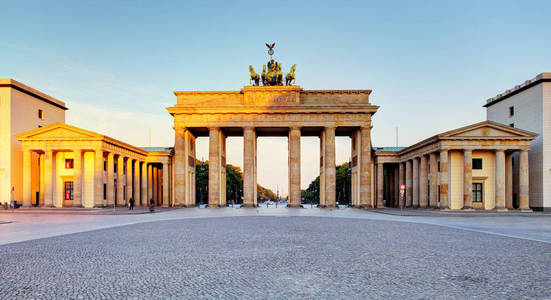 在柏林，德国日出时的勃兰登堡门
