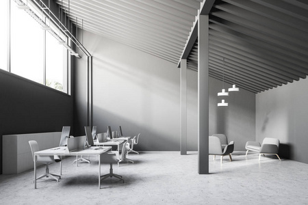 倾斜式车床灰色墙壁工业式办公室内部用混凝土地板, 一个长的狭窄的