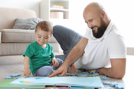 爸爸和他的小儿子在家一起看书图片