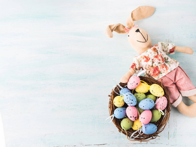 复活节兔子娃娃鹌鹑画蛋巢柔和背景
