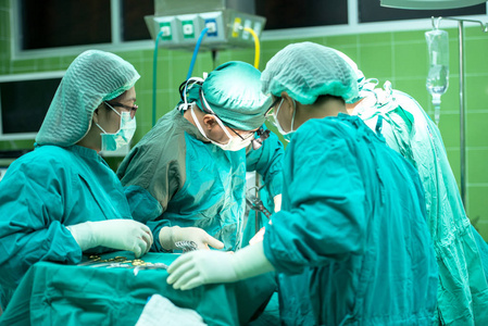 集团的经营在外科手术室工作的外科医生