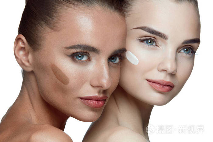 面部护理。美丽的女人脸上清新自然妆容