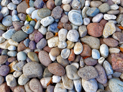 多彩多姿的圆形石头或鹅卵石背景