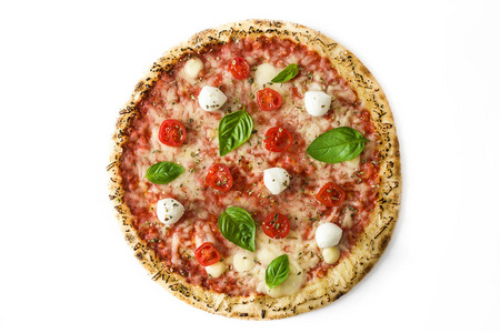 比萨饼与西红柿, 奶酪和罗勒孤立的白色背景。顶部视图